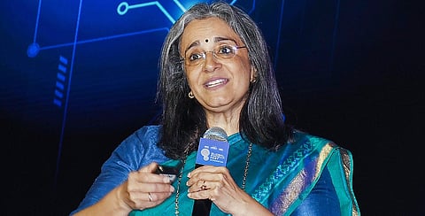 மாதவி புச்சுக்கு எதிரான முறைகேடு வழக்கில் மும்பை உயர் நீதிமன்றம் இடைக்காலத் தடை!