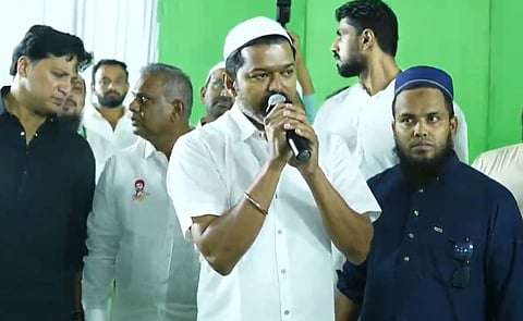 இஸ்லாமியர்களுடன் இணைந்து நோன்பு திறந்தார் தவெக தலைவர் விஜய்!
