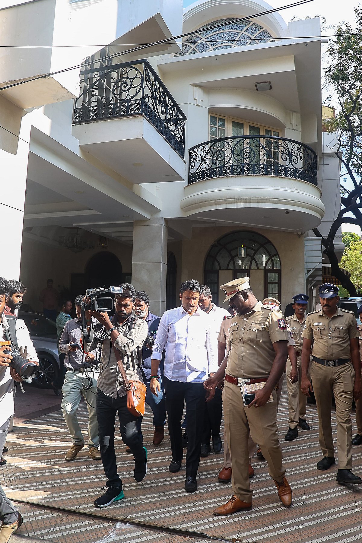 டாஸ்மாக் போராட்டம்: வீட்டுக் காவலில் பாஜக நிர்வாகிகள்!