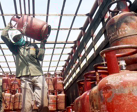 வீட்டுப் பயன்பாட்டுக்கான சமையல் எரிவாயு சிலிண்டர் விலை ரூ. 50 உயர்வு