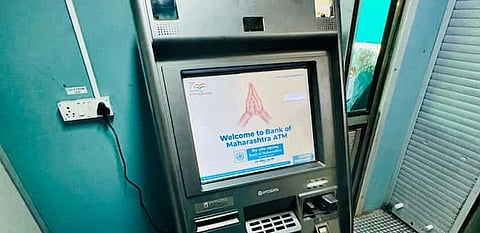 நாட்டிலேயே முதல்முறையாக ஓடும் ரயிலில் ஏடிஎம் சேவை!