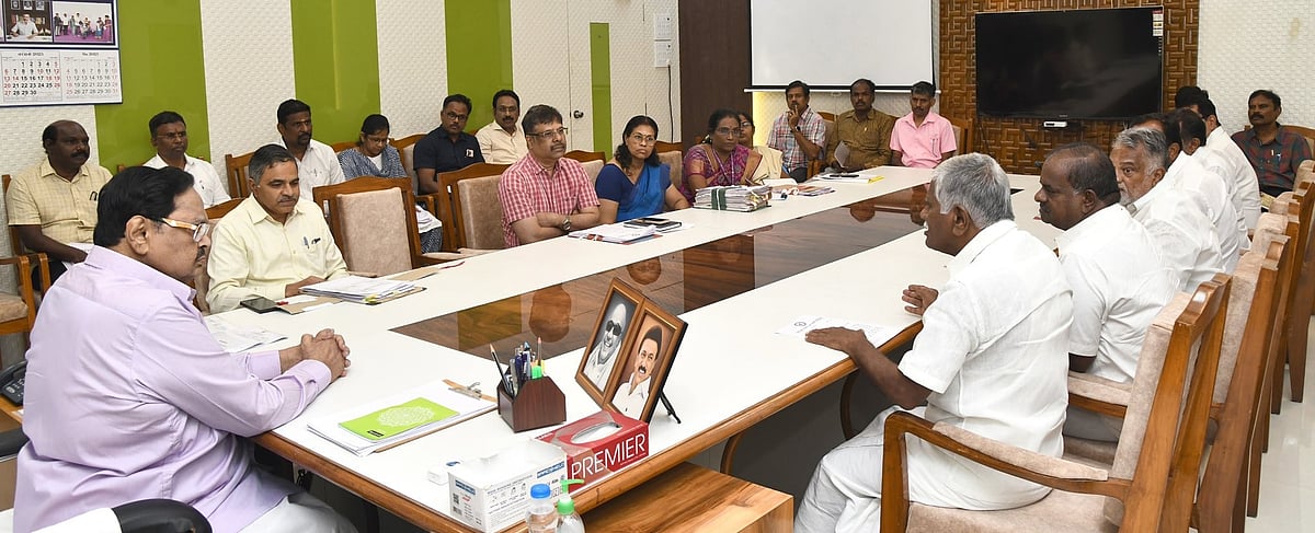 எம்-சாண்ட், பி-சாண்ட் ஜல்லி விலை குறைகிறது: தமிழக அரசு கூட்டத்தில் முடிவு