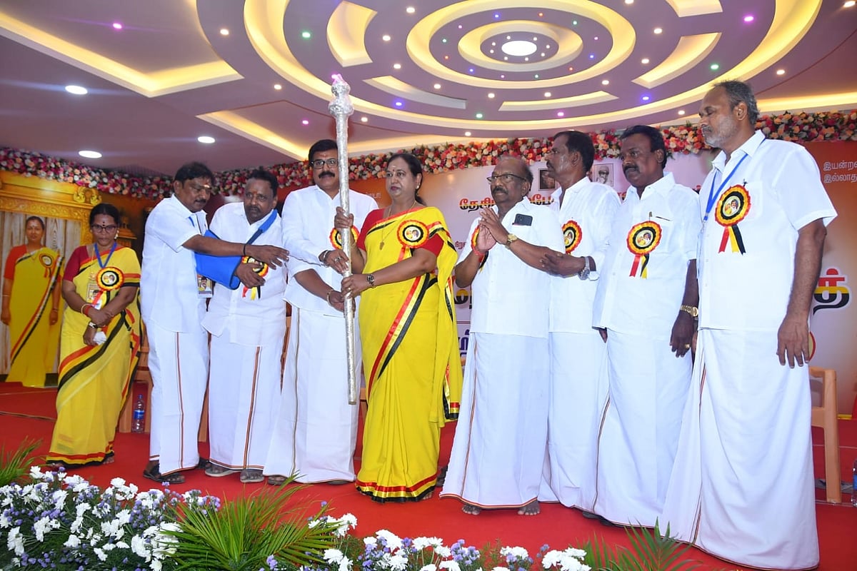 விடுவியுங்கள் அல்லது விலகுகிறேன்: தேமுதிகவில் குழப்பம்?