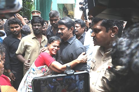 பாதிக்கப்பட்ட மக்களுக்கு ஆறுதல் கூறிய சீமான்