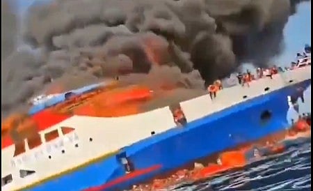 தீ விபத்துக்குள்ளான கப்பல்