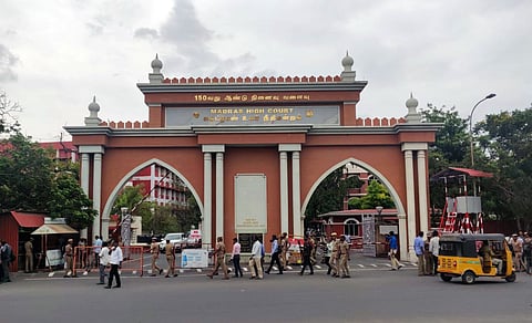 அரசு திட்டங்களில் முதல்வர் உள்பட வாழும் நபர்களின் பெயர்கள் கூடாது: சென்னை உயர் நீதிமன்றம் | MK Stalin