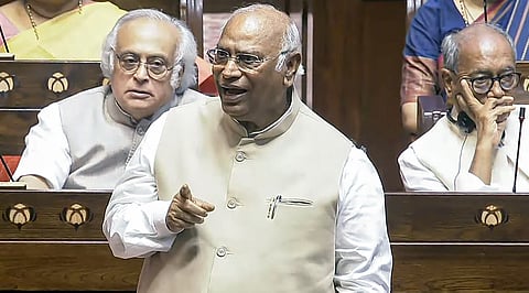 அவையை நடத்துவது நீங்களா அமித்ஷாவா?: சி.ஐ.எஸ்.எஃப். விவகாரத்தில் கார்கே கேள்வி! | CISF | Kharge | Rajya Sabha