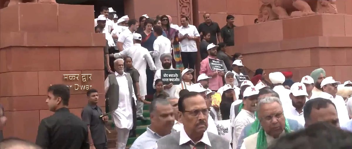 இண்டியா எம்.பி.க்கள் பேரணி: தேர்தல் ஆணையம் மோசடி இயந்திரமாக்கப்பட்டதாக ஸ்டாலின் குற்றச்சாட்டு! | MK Stalin