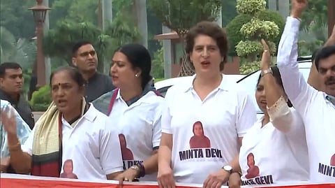 மிண்டா தேவி உருவப்படம் கொண்ட டி-ஷர்ட்களை அணிந்து எம்.பி.க்கள் ஆர்ப்பாட்டம்: யார் இவர் ? | Vote Theft