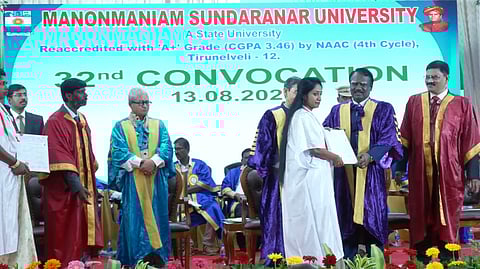 நெல்லையில் ஆளுநர் ஆர்.என். ரவியிடம் பட்டம் பெற மாணவி மறுப்பு! | Governor RN Ravi | Convocation