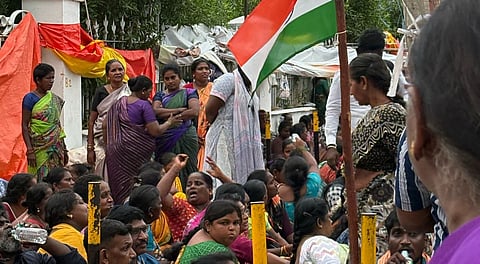 மாநகராட்சி அலுவலகம் முன்பு போராட்டம் நடத்திய தூய்மைப் பணியாளர்கள்
