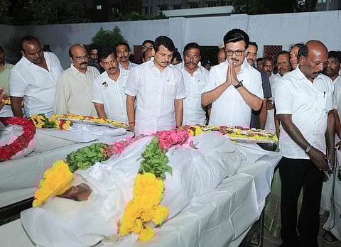 கரூரில் கூட்ட நெரிசலில் சிக்கி உயிரிழந்தோரின் உடல்களுக்கு அஞ்சலி செலுத்தும் தமிழக முதல்வர்