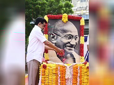 காந்தி பிறந்தநாளில் ஏற்கவேண்டிய உறுதிமொழி என்ன?: மோடியைச் சாடும் ஸ்டாலின்! | MK Stalin | RSS | Gandhi |