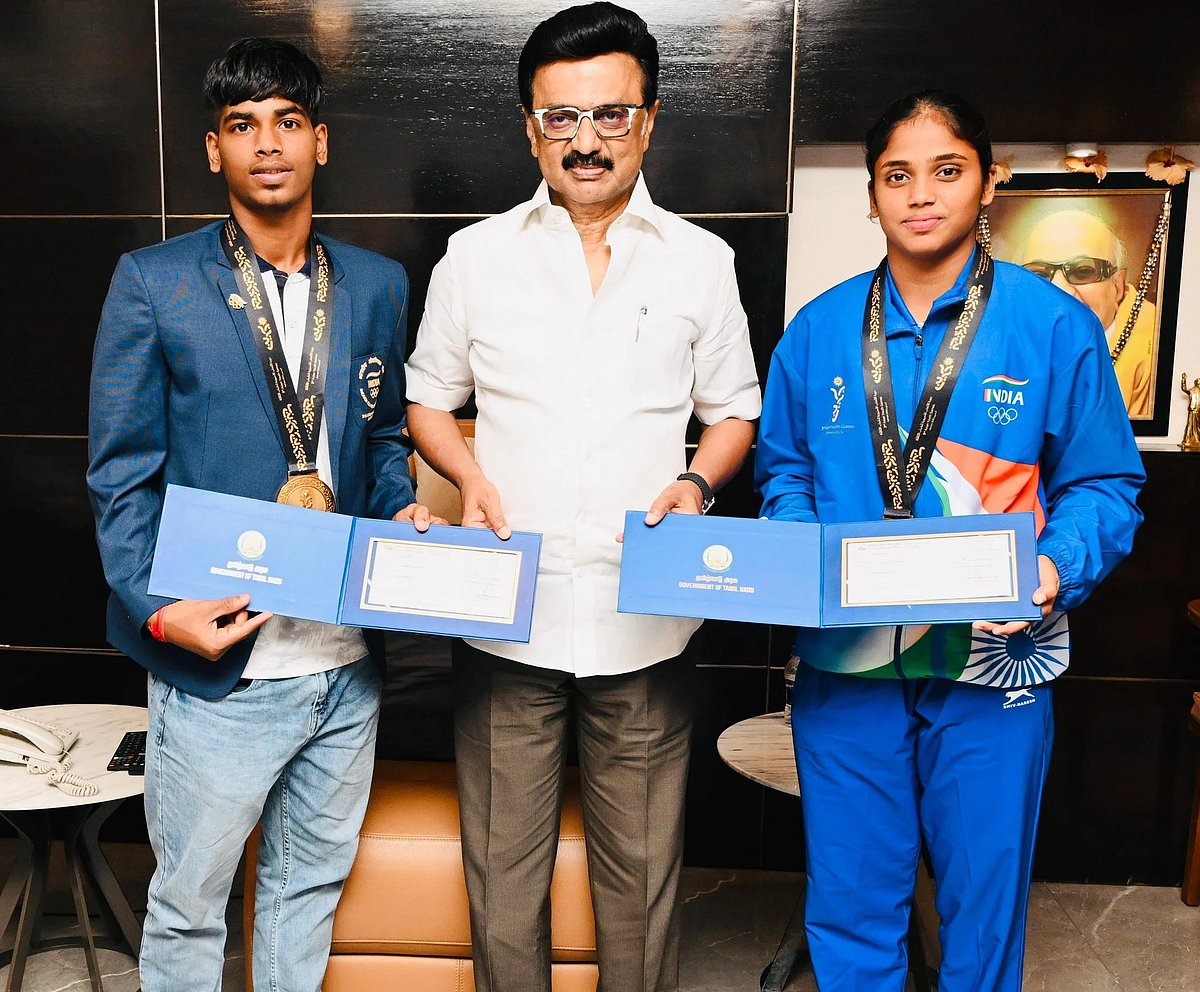 கண்ணகி நகர் கார்த்திகா, அபினேஷுக்கு தலா ரூ. 25 லட்சம்: முதல்வர் ஸ்டாலின் கௌரவிப்பு! | MK Stalin | Kannagi Nagar Karthika