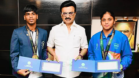 முதல்வருடன் கண்ணகி நகர் கார்த்திகா மற்றும் அபினேஷ் மோகன்தாஸ்