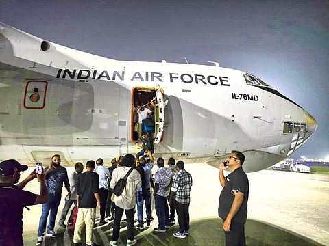 டிட்வா புயல்: இலங்கையில் சிக்கிய இந்தியர்கள் 300 பேர் மீட்பு