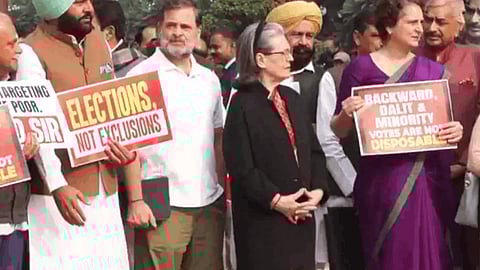 நாடாளுமன்றத்தில் இண்டியா கூட்டணி கட்சிகள் போராட்டம்