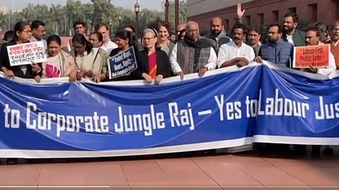 புதிய தொழிலாளர் சட்டத்திற்கு எதிர்ப்பு: நாடாளுமன்றத்தில் எதிர்க்கட்சி எம்.பிக்கள் போராட்டம்