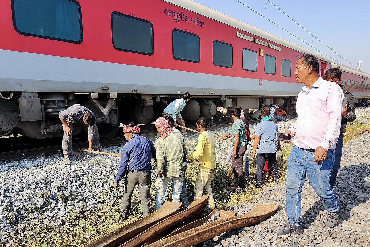 அஸ்ஸாமில் எக்ஸ்பிரஸ் ரயில் மோதி 7 யானைகள் பலி | Assam |