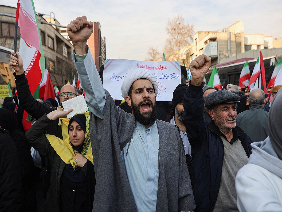 ஈரானில் இருந்து இந்தியர்கள் உடனே வெளியேற வேண்டும்: வெளியுறவுத்துறை உத்தரவு | Iran | MEA |