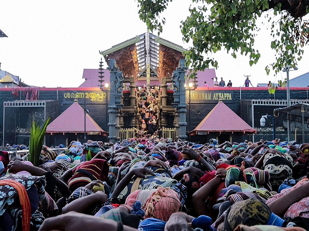 சபரிமலையில் பெண்கள் வழிபட அனுமதித்த வழக்கு: 9 நீதிபதிகள் கொண்ட அமர்வில் விசாரணை | Sabarimala |