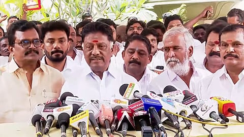 அண்ணா அறிவாலயத்தில் செய்தியாளர்களைச் சந்தித்த ஓ. பன்னீர்செல்வம்