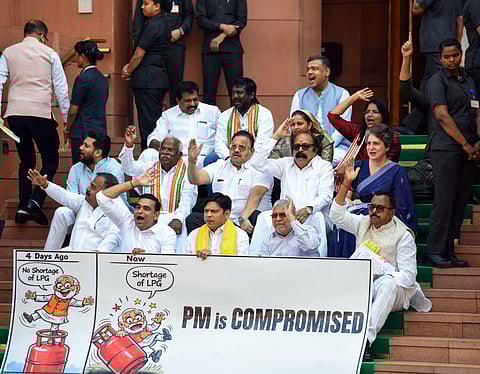 நாடாளுமன்றத்தில் எதிர்க்கட்சி உறுப்பினர்கள் போராட்டம்