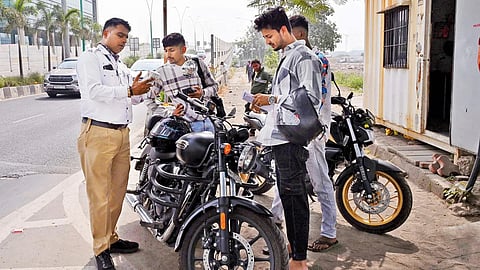 Improper signage at BKC Connector and JJ Flyover causes bikers & auto drivers to pay ₹500 fine