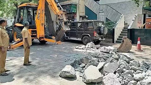 Bandra News | Residents face dug-up roads, “double-decker footpaths”, water crisis & more!