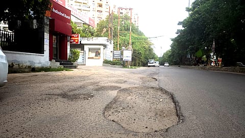 Lucknow's IT hub Vibhuti Khand plagued by potholes; residents demand repair