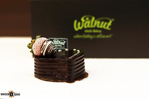 Chuck flowers, this V-Day get Bae some exotic desserts & bouquets from Walnut in Lucknow