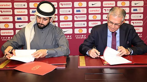 Carlos Queiroz signing his new contract 