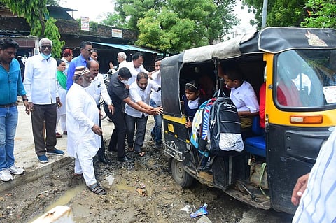 चिखलात रुतलेल्या ऑटोला 'माजी मंत्री' धक्का देतात तेव्हा!