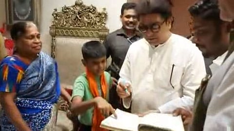 राज ठाकरेंना भेटल्याशिवाय जेवणार नाही; चिमुकल्याचा 'मनसे' बालहट्ट अखेर पुरविला 