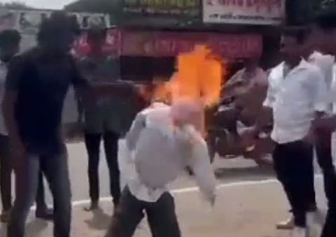 फलटणमध्ये भाजपा आ.जयकुमार गोरे यांच्या पुतळ्याचे दहन