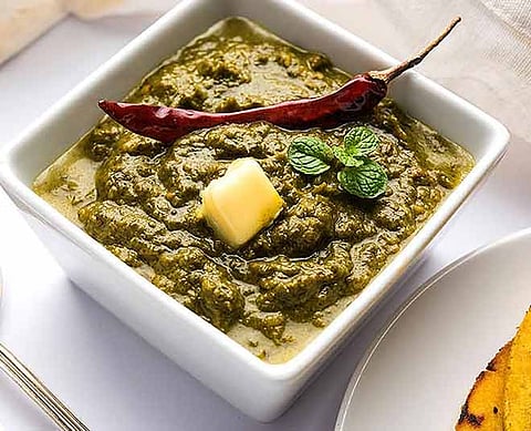 हिवाळ्यात घरच्या घरी स्वादिष्ट पंजाबी स्टाईल सरसो का साग बनवा 