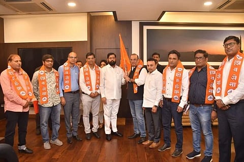 ठाकरे गटाला मोठा धक्का, माजी आमदार शिंदे गटात 