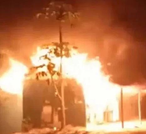 माजी मुख्यमंत्र्यांच्या घरावर हल्ला, दगडफेक