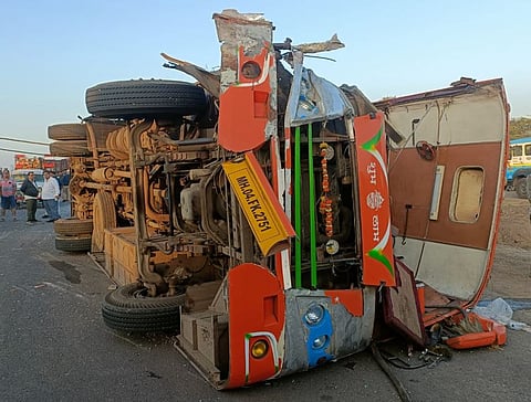 सिन्नर शिर्डी महामार्गावर पाथरेजवळ भीषण अपघात;10 भाविकांचा मृत्यू तर 12 भाविक जखमी