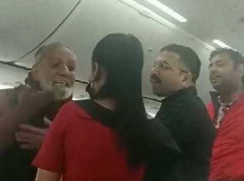 एअर होस्टेससोबत गैरवर्तन करणाऱ्या दोघांवर कारवाई