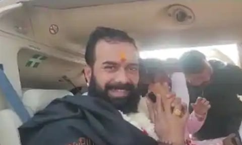 Video : कीर्तनासाठी होत होता उशिर; महाराजांना घ्यायला पाठविले हेलिकॉप्टर 