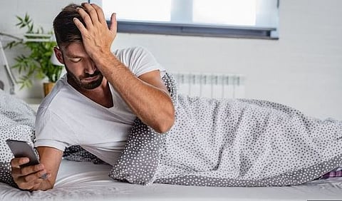 तुम्ही सकाळी उठल्यावर तुमचा मोबाईल सर्वात आधी वापरता का?  ही सवय बदला, जाणून घ्या परिणाम