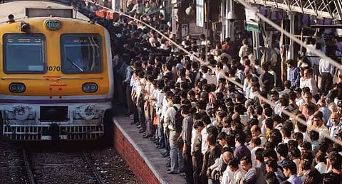 12 डब्यांच्या फास्ट लोकलमध्ये करण्यात आला मोठा बदल