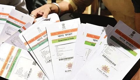 कोल्हापुरात पंचगंगेत पोतं भरुन आधार कार्ड सापडल्याने खळबळ!