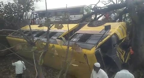 जळगावमध्ये स्कूल बस चालकाचे नियंत्रण सुटल्याने बस पलटी; 30 पेक्षा जास्त विद्यार्थी जखमी