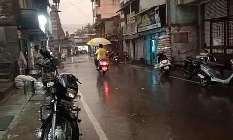 राज्यात वादळी वाऱ्यासह पावसाची हजेरी; शेतकऱ्यांचं मोठं नुकसान