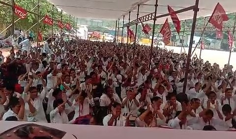 कंत्राटी आरोग्य सेविकांचे आझाद मैदानात ठिय्या आंदोलन