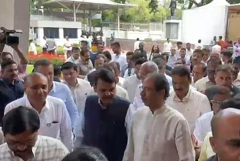 विधानभवनात हसत, गप्पा मारत ठाकरे-फडणवीसांची एकत्र एन्ट्री