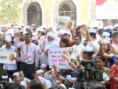 राष्ट्रवादीच्या कार्यालयाबाहेर कार्यकर्त्याचा आत्मदहनाचा प्रयत्न