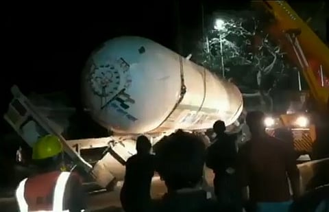 ठाणे-घोडबंदर रोडवर गॅस टँकरचा मोठा अपघात